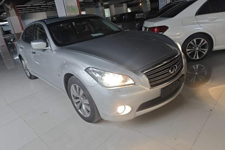 Used Infiniti Q70 2013 Q70L 2.5L Comfort Edition Front Right 45 Deg