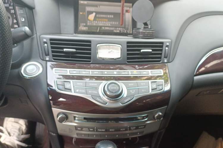 Used Infiniti Q70 2013 Q70L 2.5L Comfort Edition Audio And AC Panel