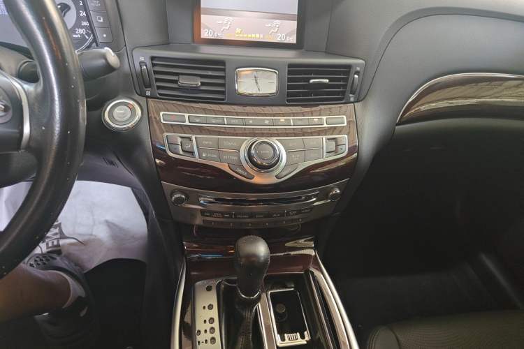 Used Infiniti Q70 2013 Q70L 2.5L Comfort Edition Audio And AC Panel