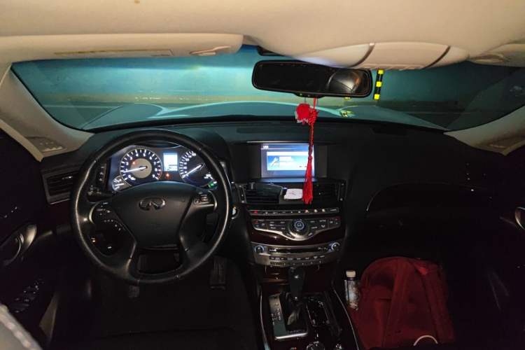 Used Infiniti Q70 2013 Q70L 2.5L Comfort Edition Center Console