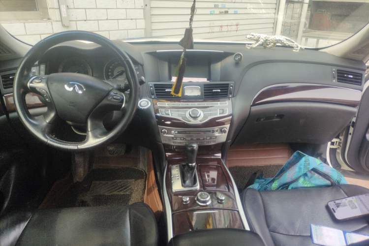 Used Infiniti Q70 2013 Q70L 2.5L Comfort Edition Center Console