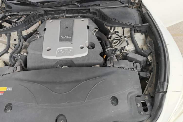 Used Infiniti Q70 2013 Q70L 2.5L Elegance Edition Engine Bay Left