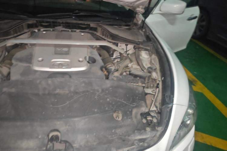 Used Infiniti Q70 2013 Q70L 2.5L Elegance Edition Engine Bay Left