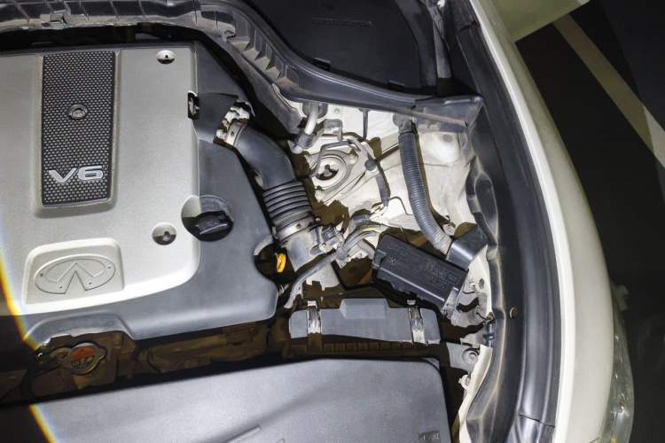 Used Infiniti Q70 2013 Q70L 2.5L Elegance Edition Engine Bay Left