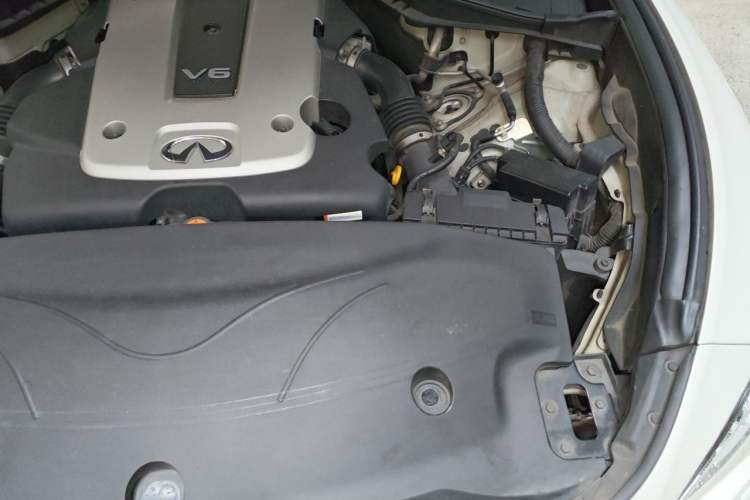 Used Infiniti Q70 2013 Q70L 2.5L Elegance Edition Engine Bay Left