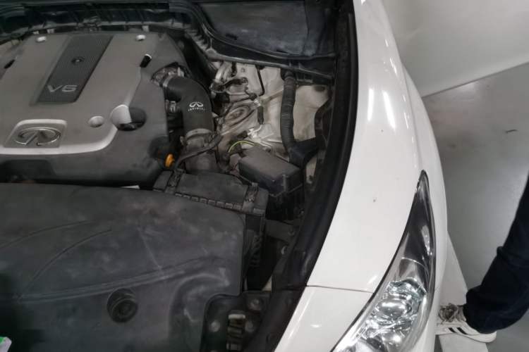 Used Infiniti Q70 2013 Q70L 2.5L Elegance Edition Engine Bay Left