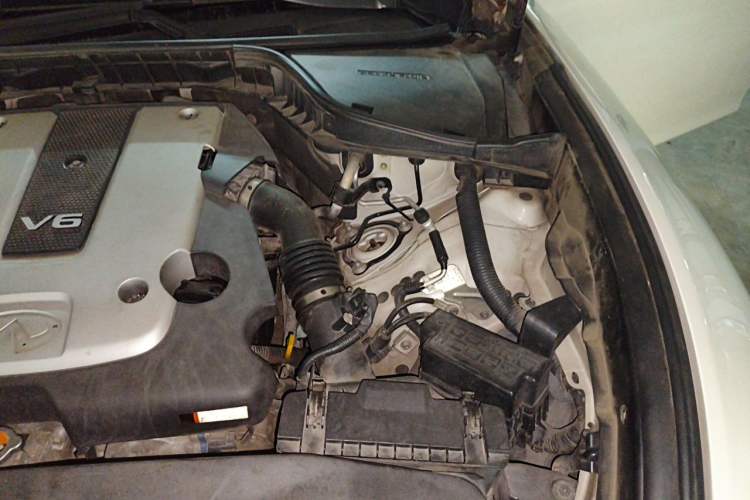 Used Infiniti Q70 2013 Q70L 2.5L Luxury Edition Engine Bay Left