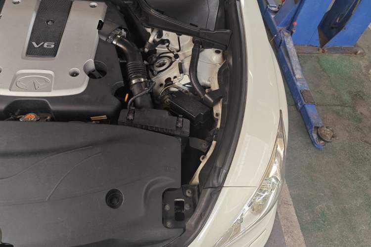 Used Infiniti Q70 2013 Q70L 2.5L Comfort Edition Engine Bay Left