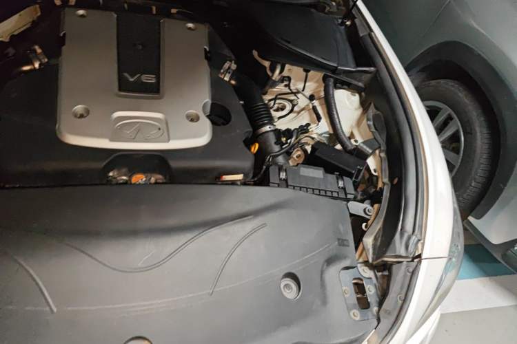 Used Infiniti Q70 2013 Q70L 2.5L Comfort Edition Engine Bay Left