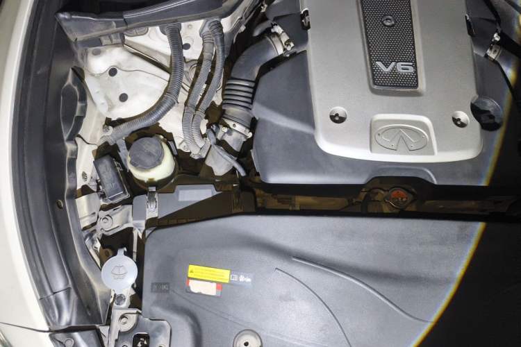 Used Infiniti Q70 2013 Q70L 2.5L Elegance Edition Engine Bay Right