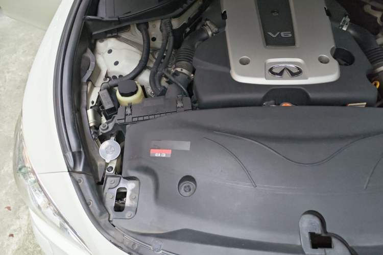 Used Infiniti Q70 2013 Q70L 2.5L Elegance Edition Engine Bay Right