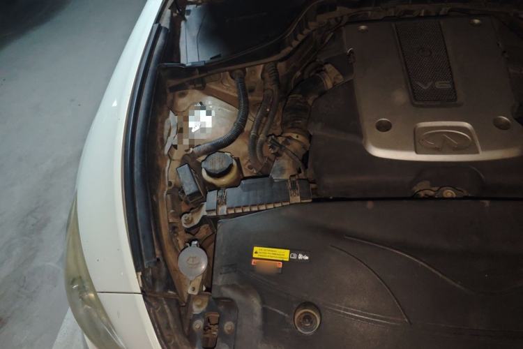 Used Infiniti Q70 2013 Q70L 2.5L Elegance Edition Engine Bay Right
