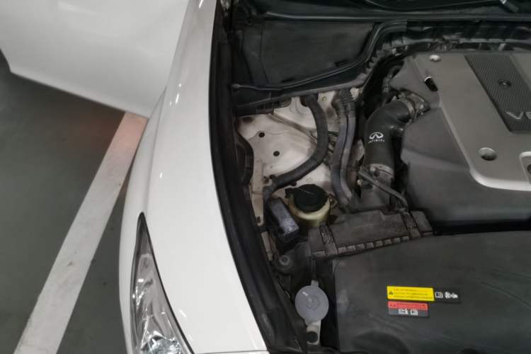 Used Infiniti Q70 2013 Q70L 2.5L Elegance Edition Engine Bay Right