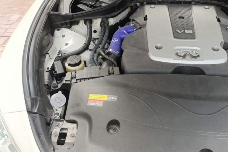 Used Infiniti Q70 2013 Q70L 2.5L Comfort Edition Engine Bay Right