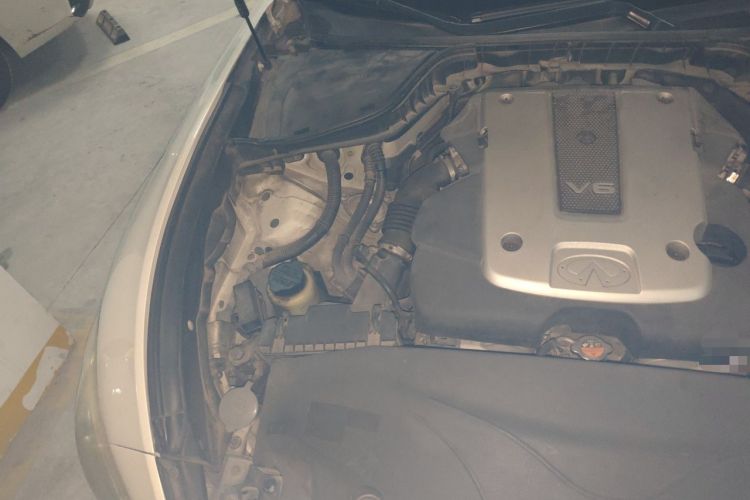 Used Infiniti Q70 2013 Q70L 2.5L Elegance Edition Engine Bay Right
