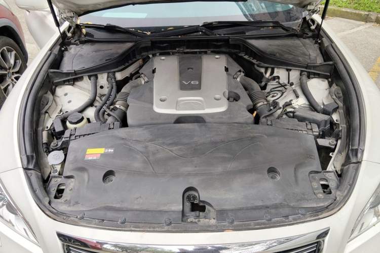 Used Infiniti Q70 2013 Q70L 2.5L Comfort Edition Engine Bay