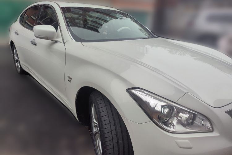 Used Infiniti Q70 2013 Q70L 2.5L Comfort Edition Front Right 45 Deg
