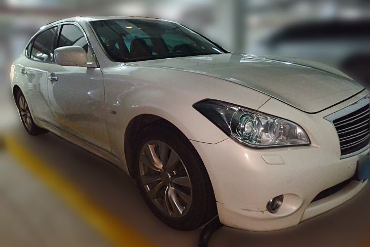 Used Infiniti Q70 2013 Q70L 2.5L Luxury Edition Front Right 45 Deg