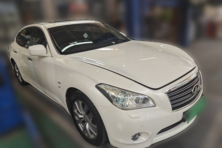 Used Infiniti Q70 2013 Q70L 2.5L Comfort Edition Front Right 45 Deg