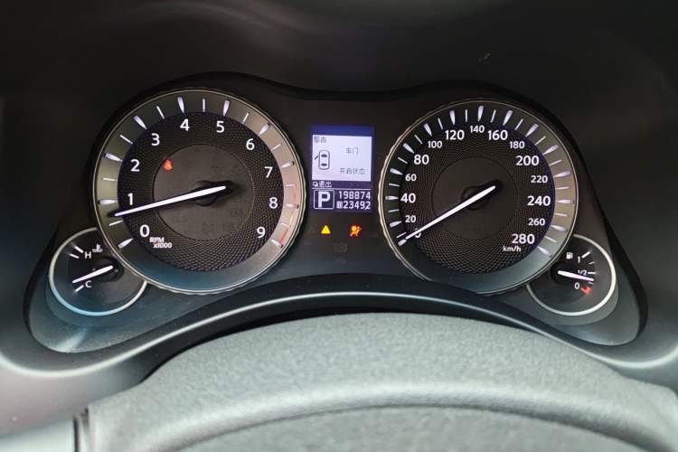 Used Infiniti Q70 2013 Q70L 2.5L Comfort Edition Odometer Close Up