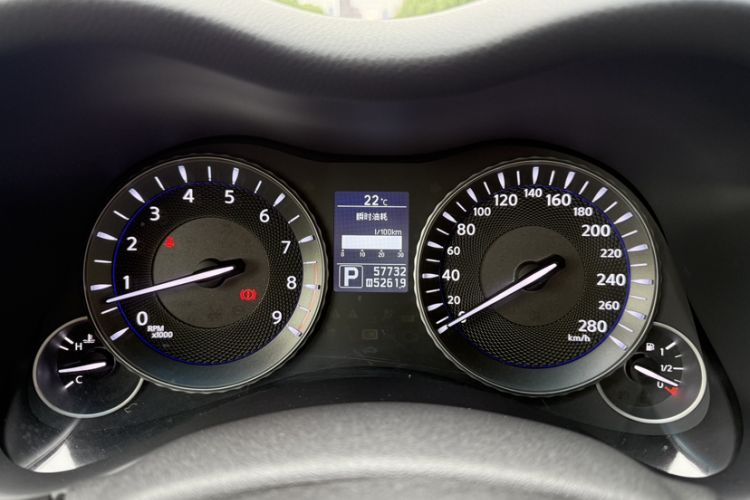 Used Infiniti Q70 2013 Q70L 2.5L Comfort Edition Odometer Close Up