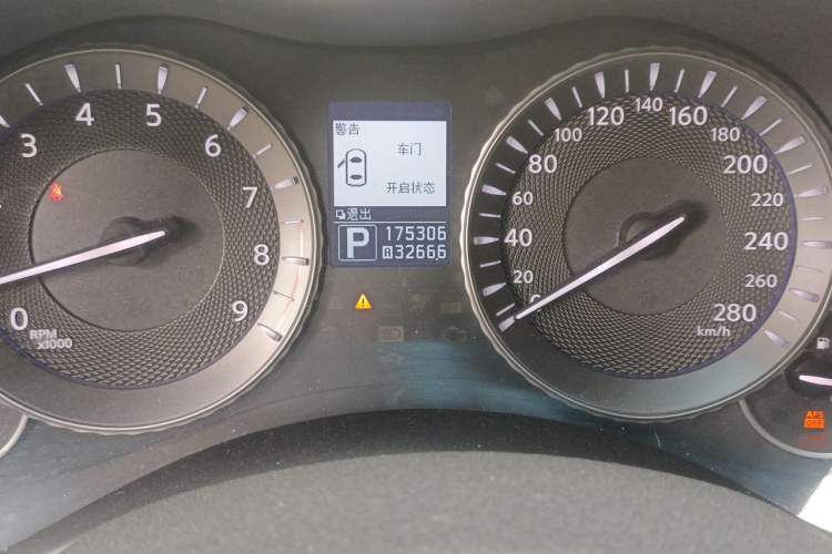 Used Infiniti Q70 2013 Q70L 2.5L Comfort Edition Odometer Close Up
