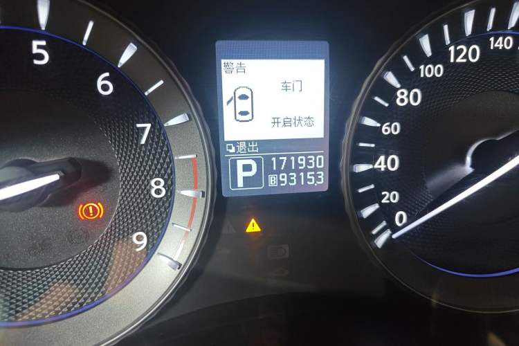 Used Infiniti Q70 2013 Q70L 2.5L Comfort Edition Odometer Close Up