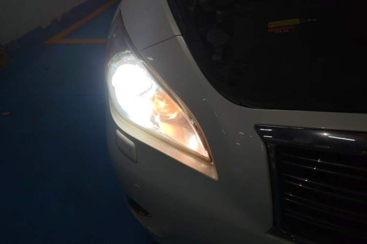 Used Infiniti Q70 2013 Q70L 2.5L Comfort Edition Right Front Headlight