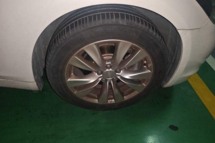 Used Infiniti Q70 2013 Q70L 2.5L Elegance Edition Right Front Wheel Hub