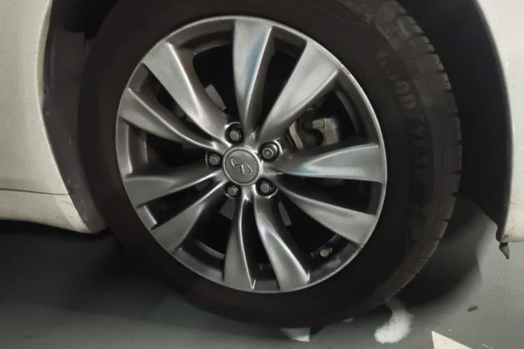 Used Infiniti Q70 2013 Q70L 2.5L Elegance Edition Right Front Wheel Hub
