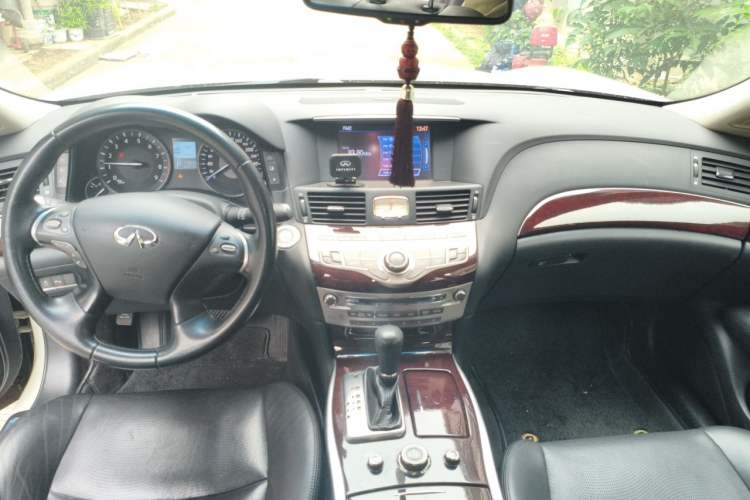 Used Infiniti Q70  Center Console