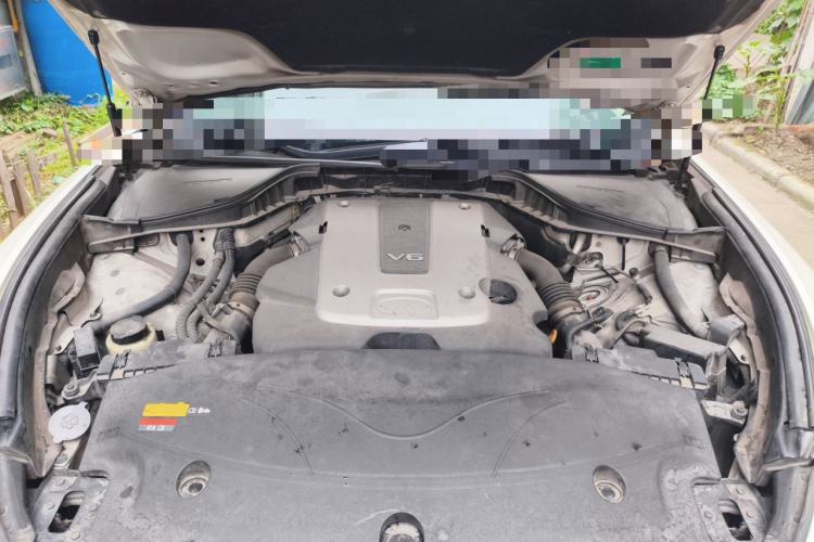 Used Infiniti Q70  Engine Bay