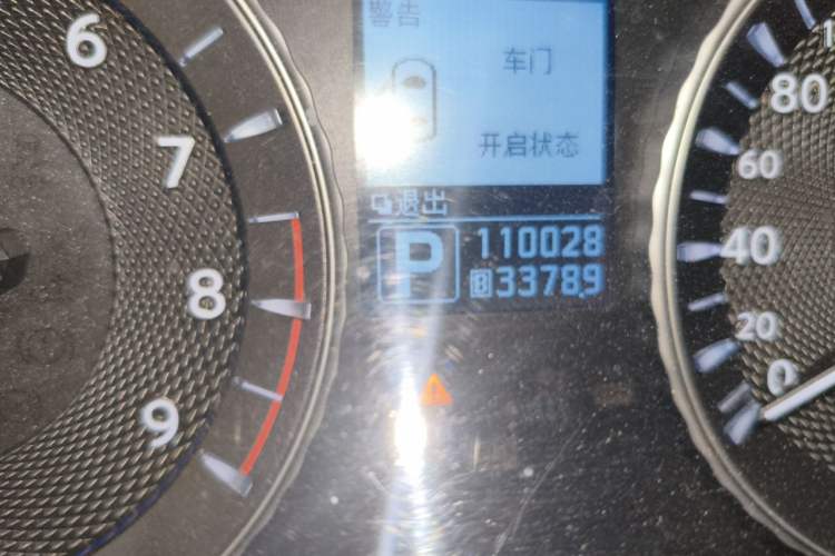 Used Infiniti Q70  Odometer Close Up