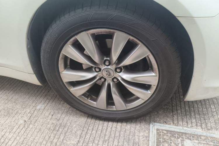 Used Infiniti Q70  Right Front Wheel Hub