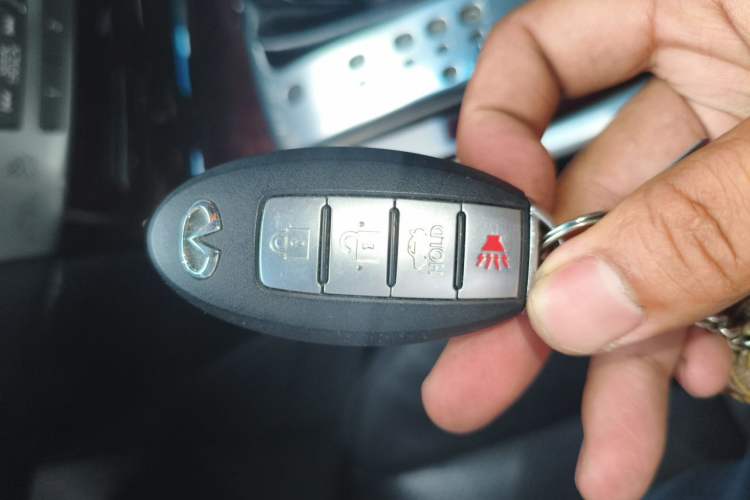 Used Infiniti Q70  Vehicle Key