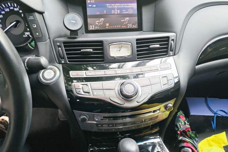 Used Infiniti Q70 2015 Q70L 2.5L Elite Edition Audio And AC Panel