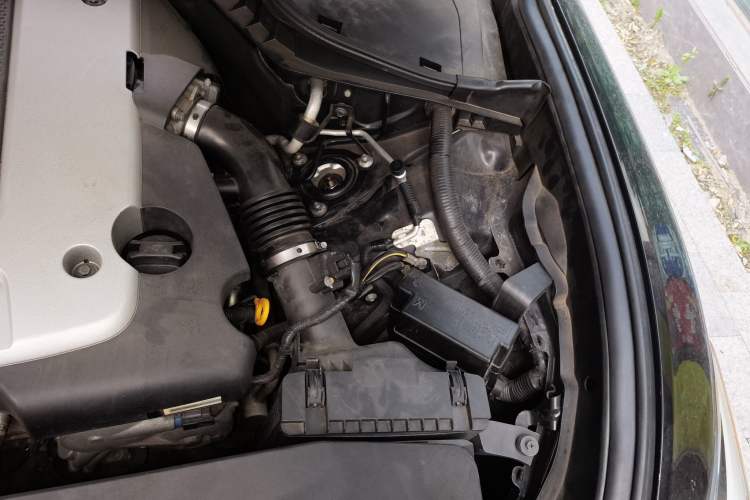 Used Infiniti Q70 2015 Q70L 2.5L Elite Edition Engine Bay Left
