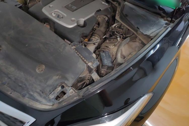Used Infiniti Q70 2015 Q70L 2.5L Elite Edition Engine Bay Left