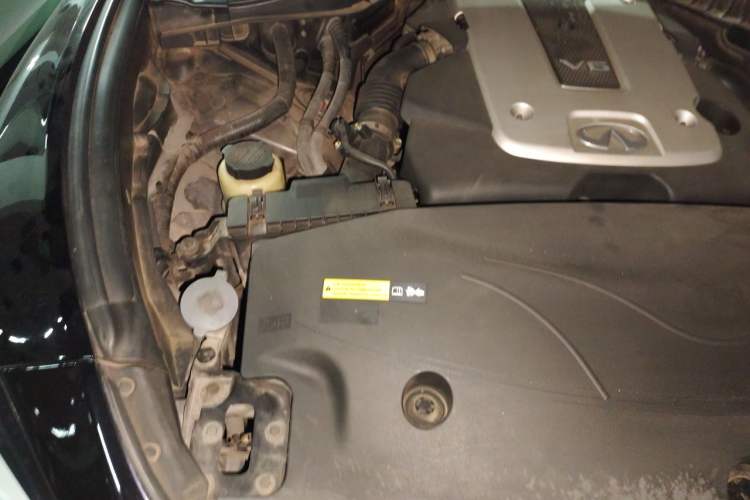 Used Infiniti Q70 2015 Q70L 2.5L Elite Edition Engine Bay Right