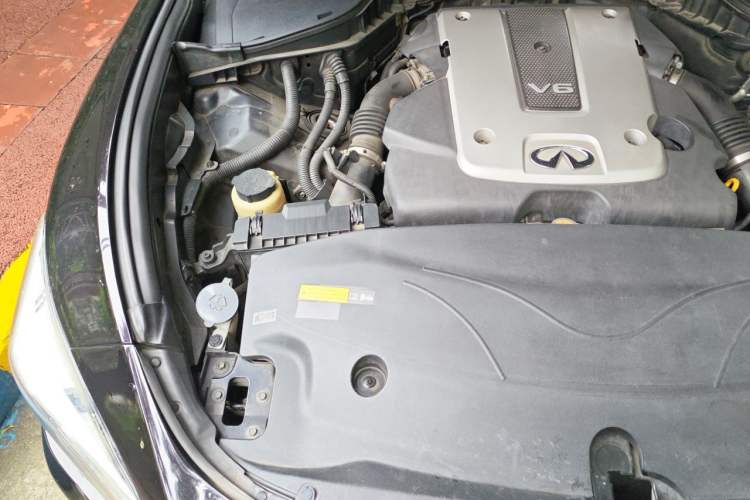 Used Infiniti Q70 2015 Q70L 2.5L Elite Edition Engine Bay Right