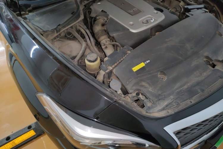 Used Infiniti Q70 2015 Q70L 2.5L Elite Edition Engine Bay Right