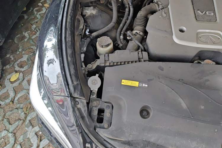Used Infiniti Q70 2015 Q70L 2.5L Elite Edition Engine Bay Right