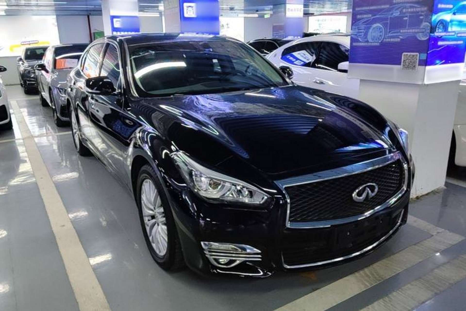 Used Infiniti Q70 2015 Q70L 2.5L Enjoyment Edition Front Right 45 Deg