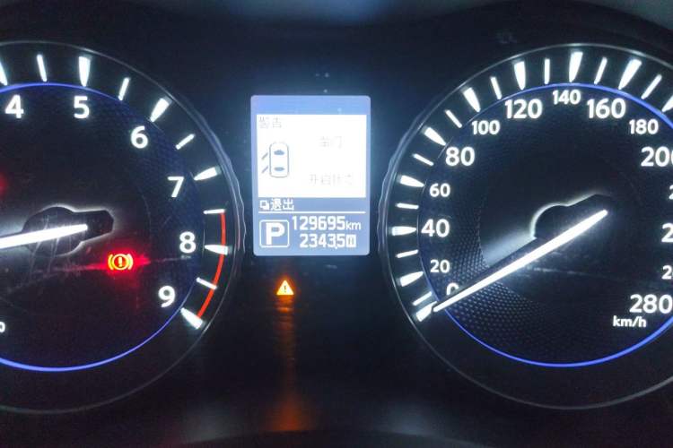 Used Infiniti Q70 2015 Q70L 2.5L Elite Edition Odometer Close Up