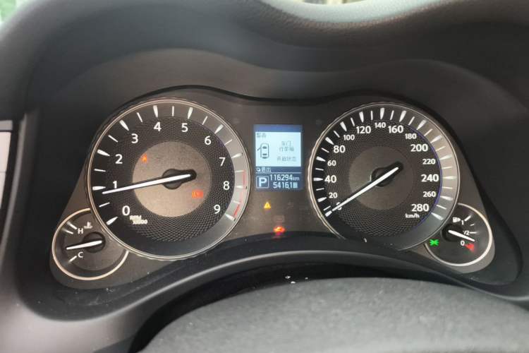Used Infiniti Q70 2015 Q70L 2.5L Enjoyment Edition Odometer Close Up