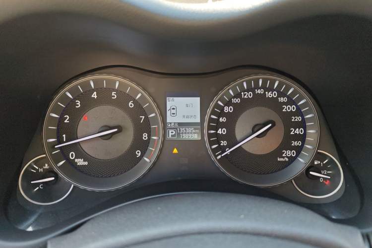 Used Infiniti Q70 2015 Q70L 2.5L Enjoyment Edition Odometer Close Up