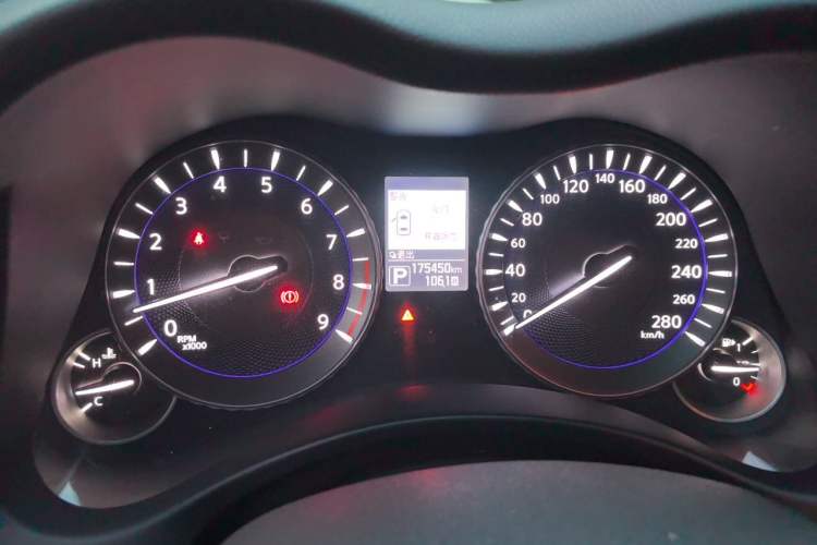 Used Infiniti Q70 2015 Q70L 2.5L Elite Edition Odometer Close Up