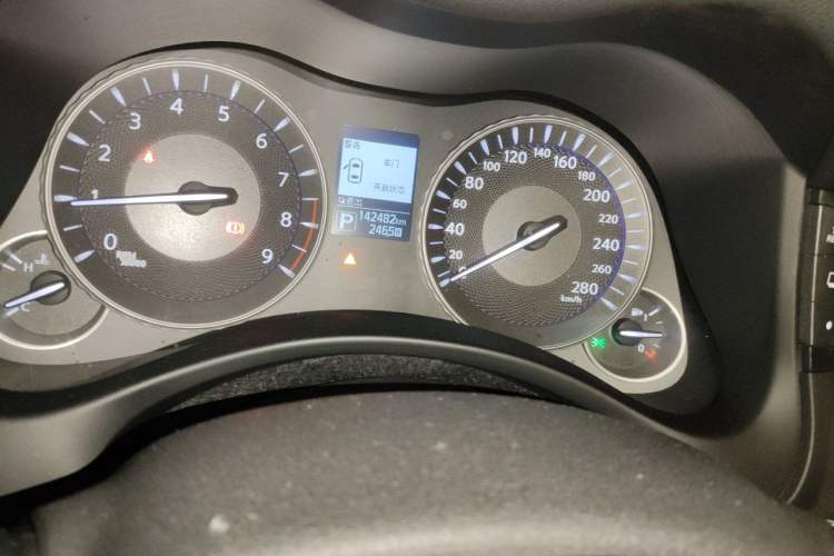 Used Infiniti Q70 2015 Q70L 2.5L Elite Edition Odometer Close Up