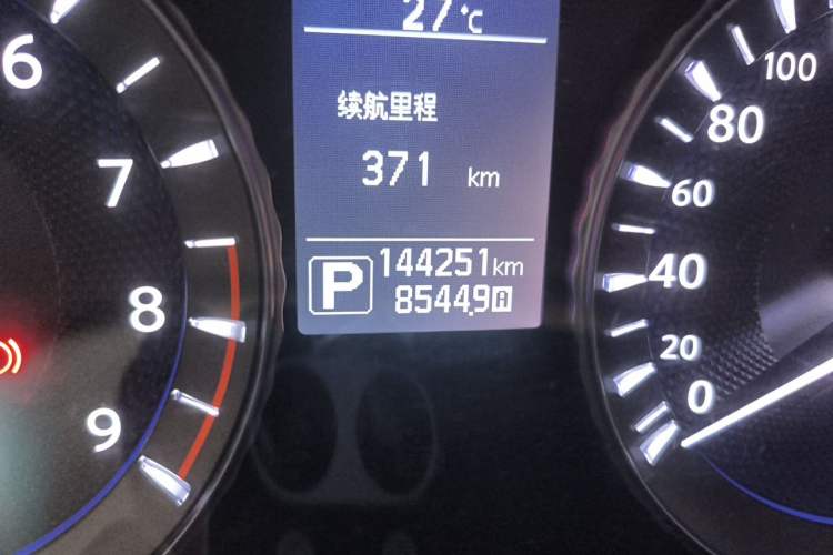Used Infiniti Q70 2015 Q70L 2.5L Elite Edition Odometer Close Up