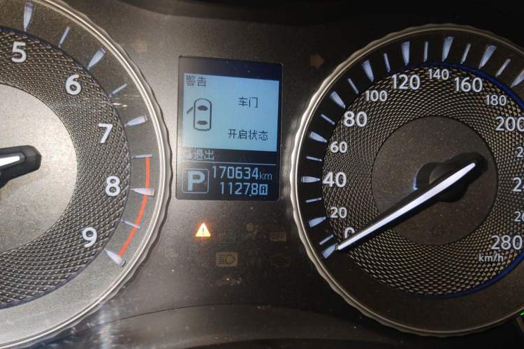 Used Infiniti Q70 2015 Q70L 2.5L Elite Edition Odometer Close Up